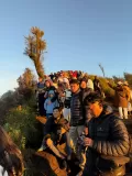滿山都是人