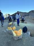 礦工與幾十公斤重的硫礦